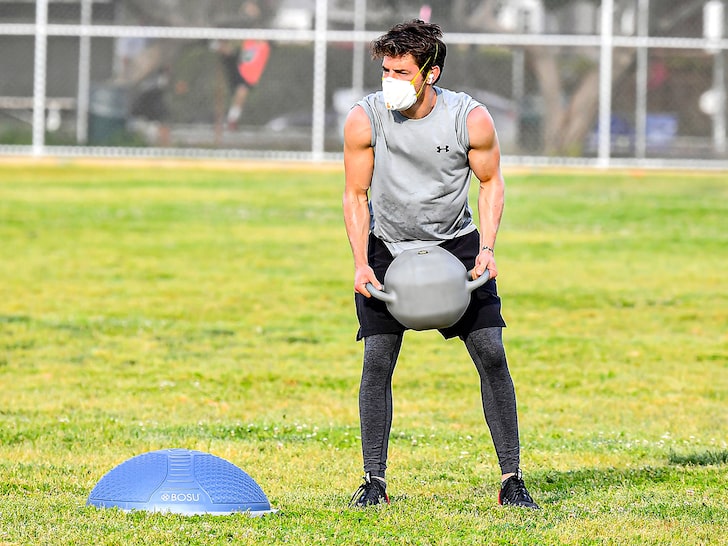 Gregg Sulkin Looks Jacked During Coronavirus-Style Workout Gregg Sulkin Looks Jacked During Coronavirus-Style Workout